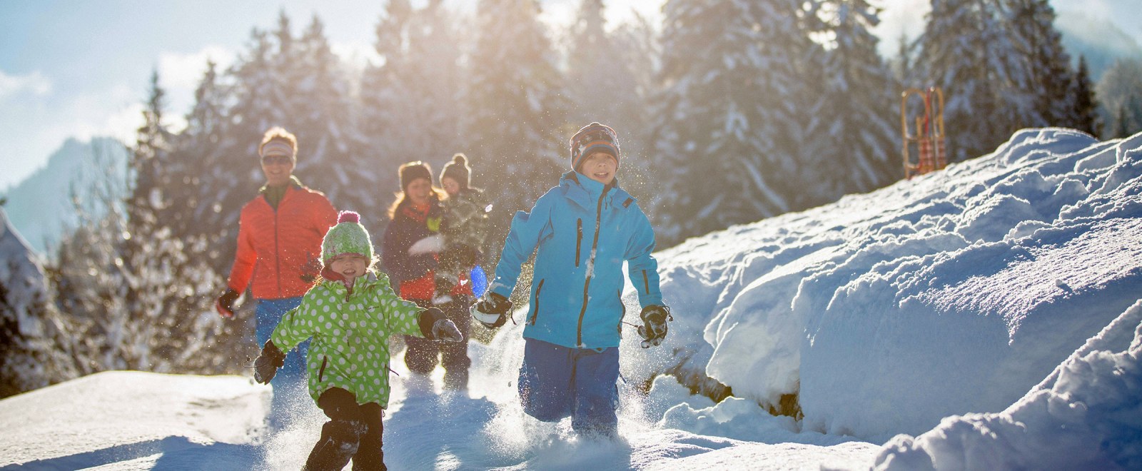 Familie bei einer Winterwanderung im Allgäu