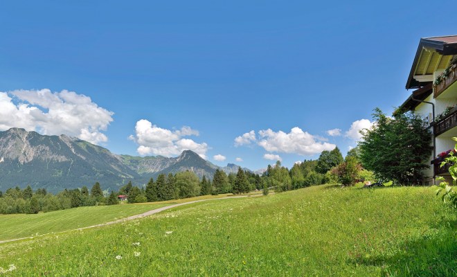 Bergpanorama der Allgäuer Alpen vor dem Hotel Nebelhornblick