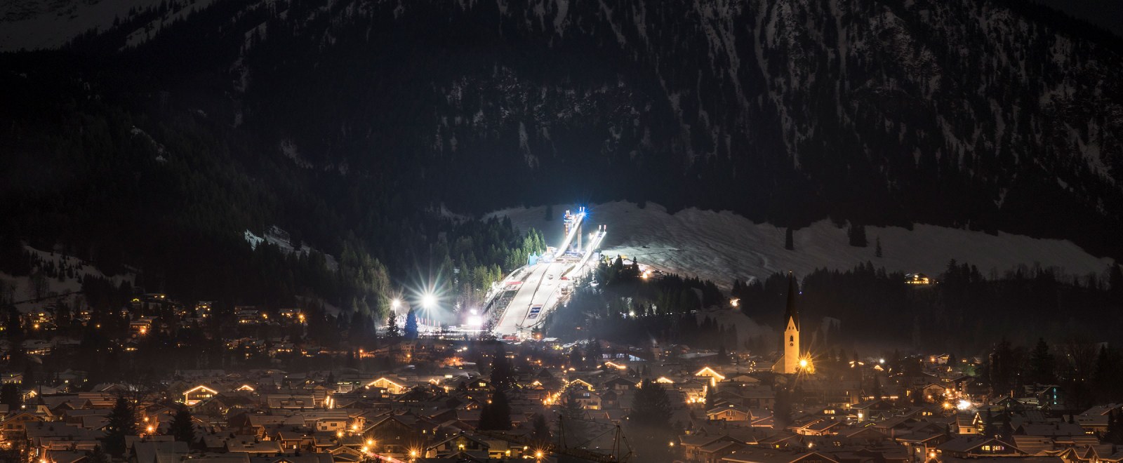 Nachtaufnahme des Skisprungstadions am Schattenberg in Oberstdorf