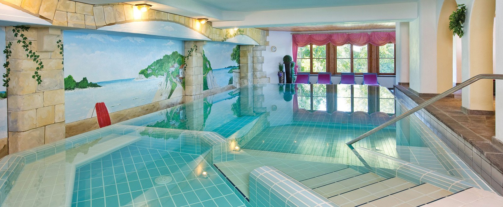 Schwimmbad für Ihren Wellnessurlaub im 4-Sterne-Hotel