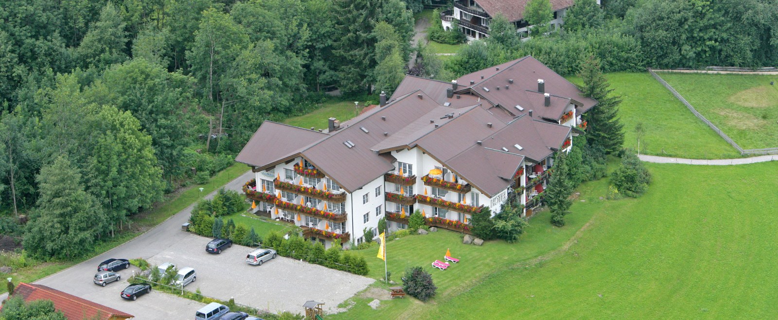 Luftaufnahme des 4-Sterne-Hotel Nebelhornblick in Kornau