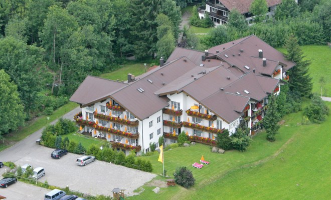 Luftaufnahme des 4-Sterne-Hotel Nebelhornblick in Kornau