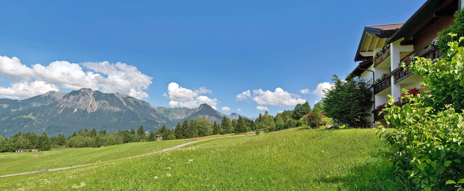 Bergpanorama der Allgäuer Alpen vor dem Hotel Nebelhornblick