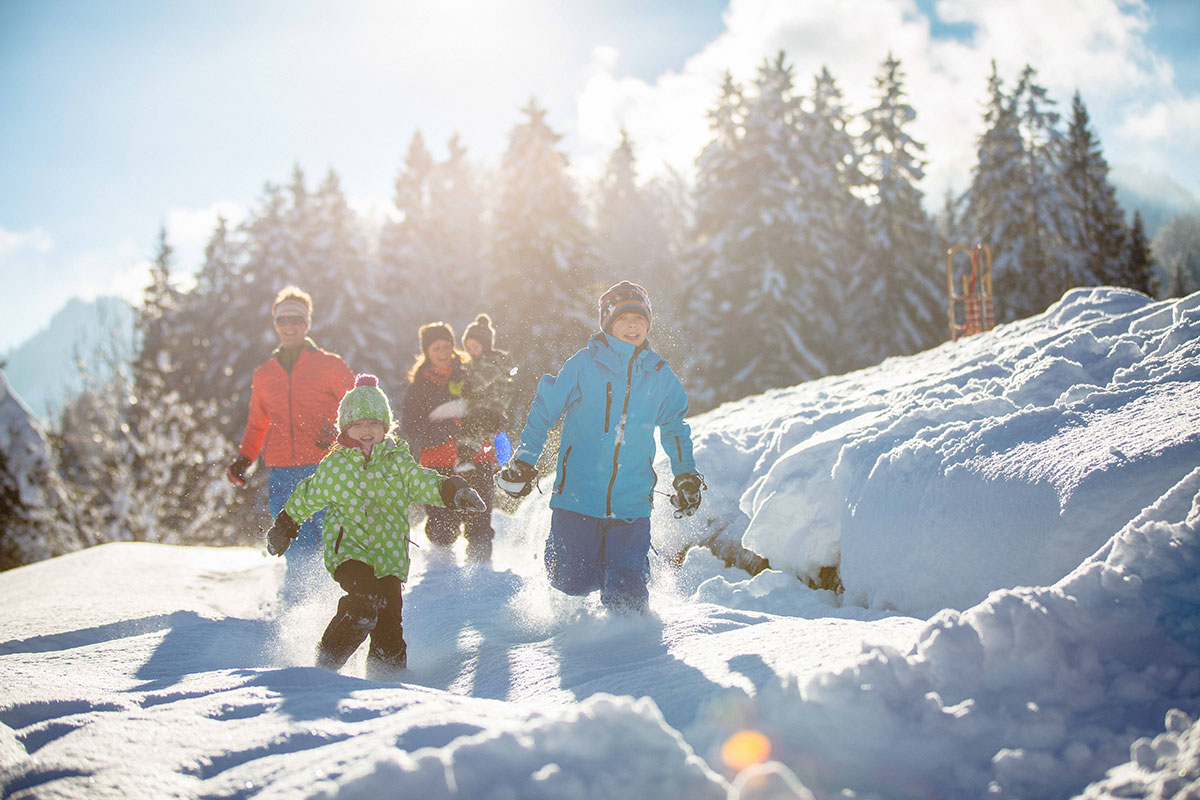 Familie im Schnee bei Oberstdorf