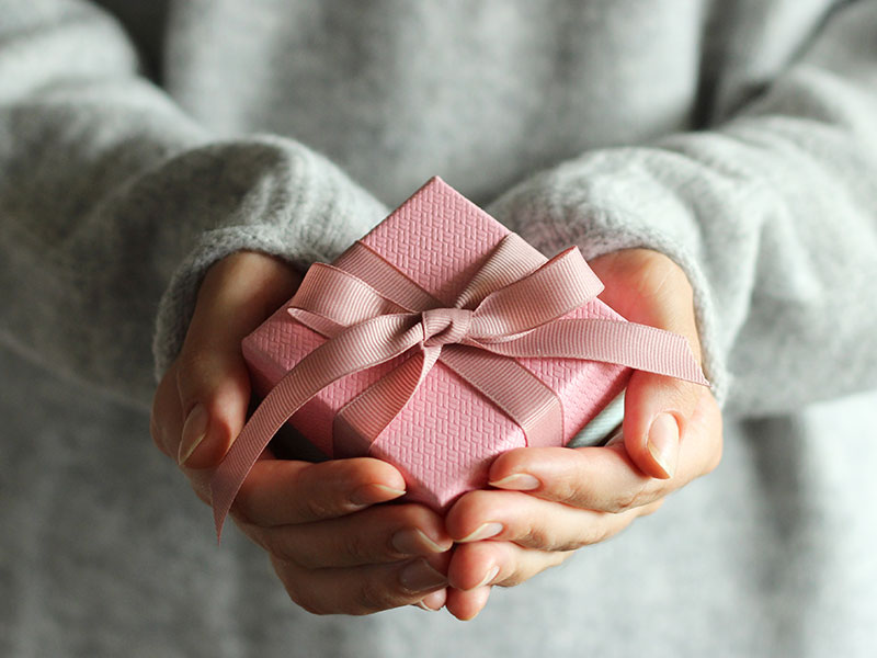 Geschenkschachtel in Frauenhänden